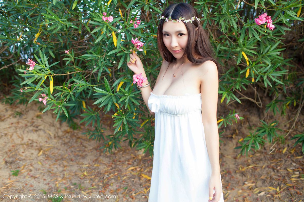 新人模特晓茜sunnya童颜巨乳沙滩比基尼性感写真