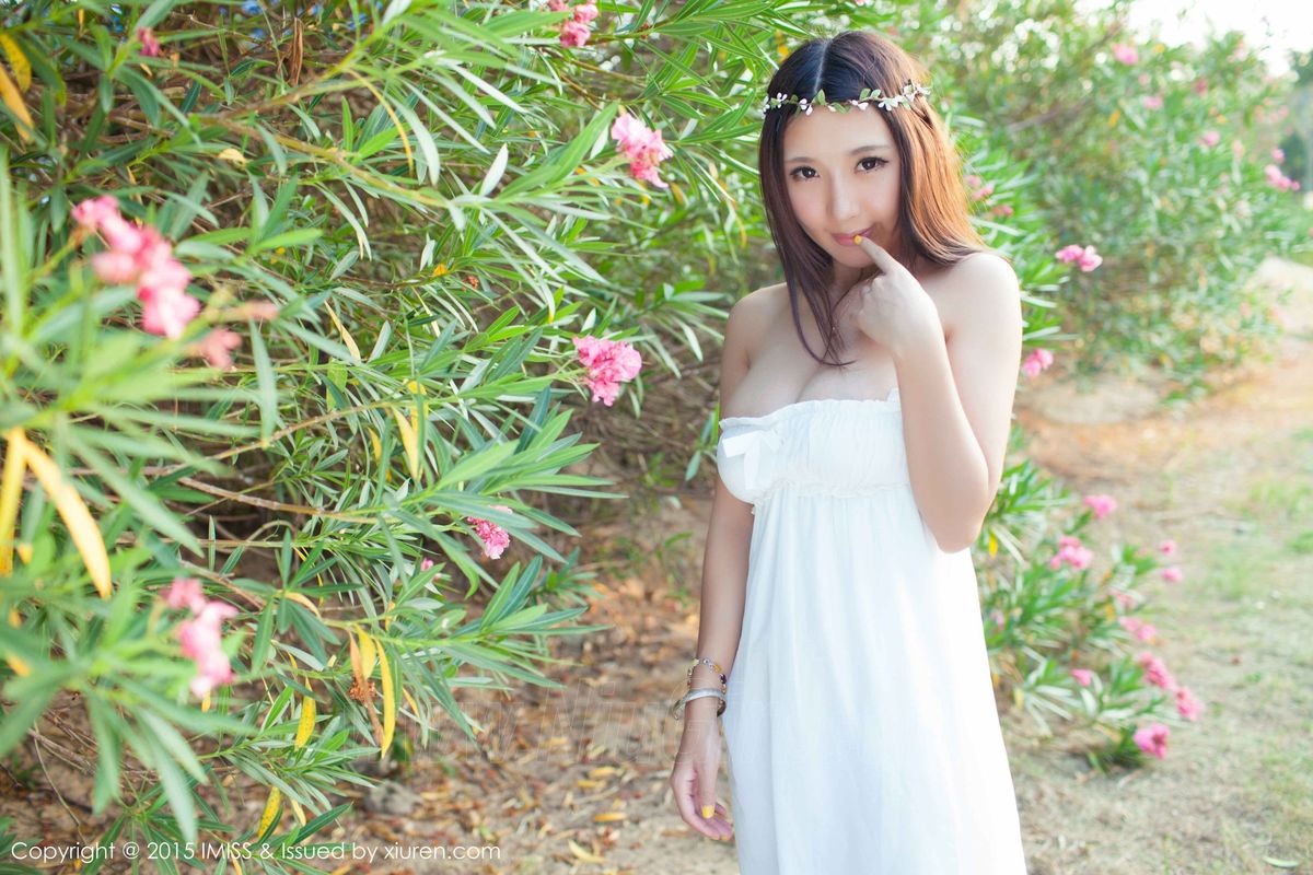 新人模特晓茜sunnya童颜巨乳沙滩比基尼性感写真
