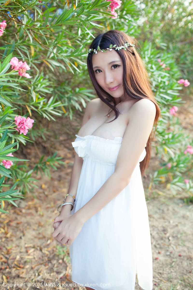 新人模特晓茜sunnya童颜巨乳沙滩比基尼性感写真