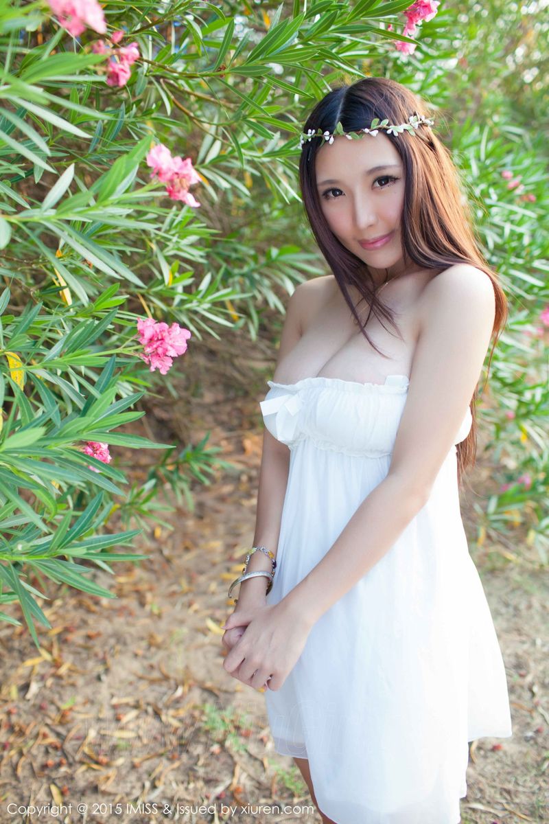 新人模特晓茜sunnya童颜巨乳沙滩比基尼性感写真