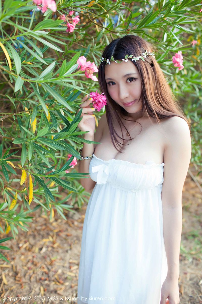 新人模特晓茜sunnya童颜巨乳沙滩比基尼性感写真
