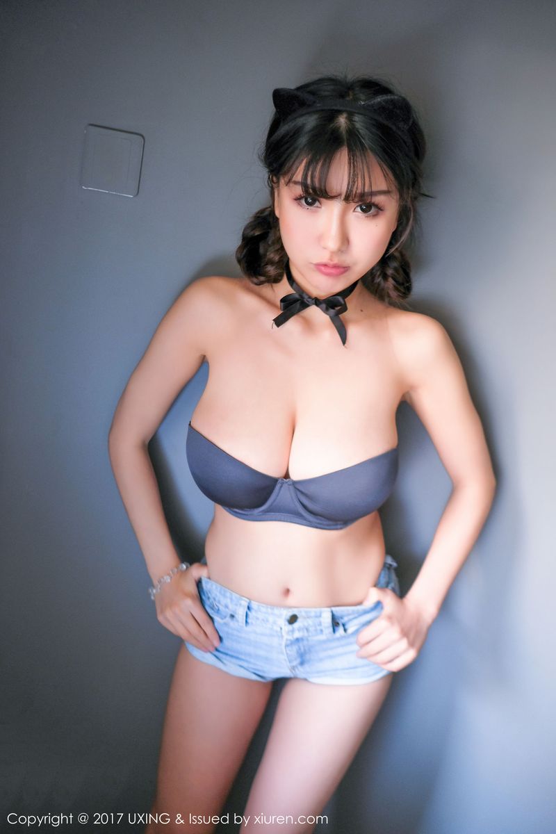 甜美模特晓茜sunny傲人美胸波涛胸涌性感写真