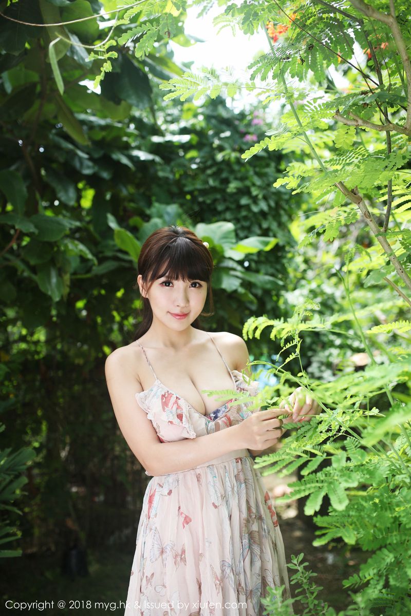 性感女神晓茜sunny低胸服饰露出傲人