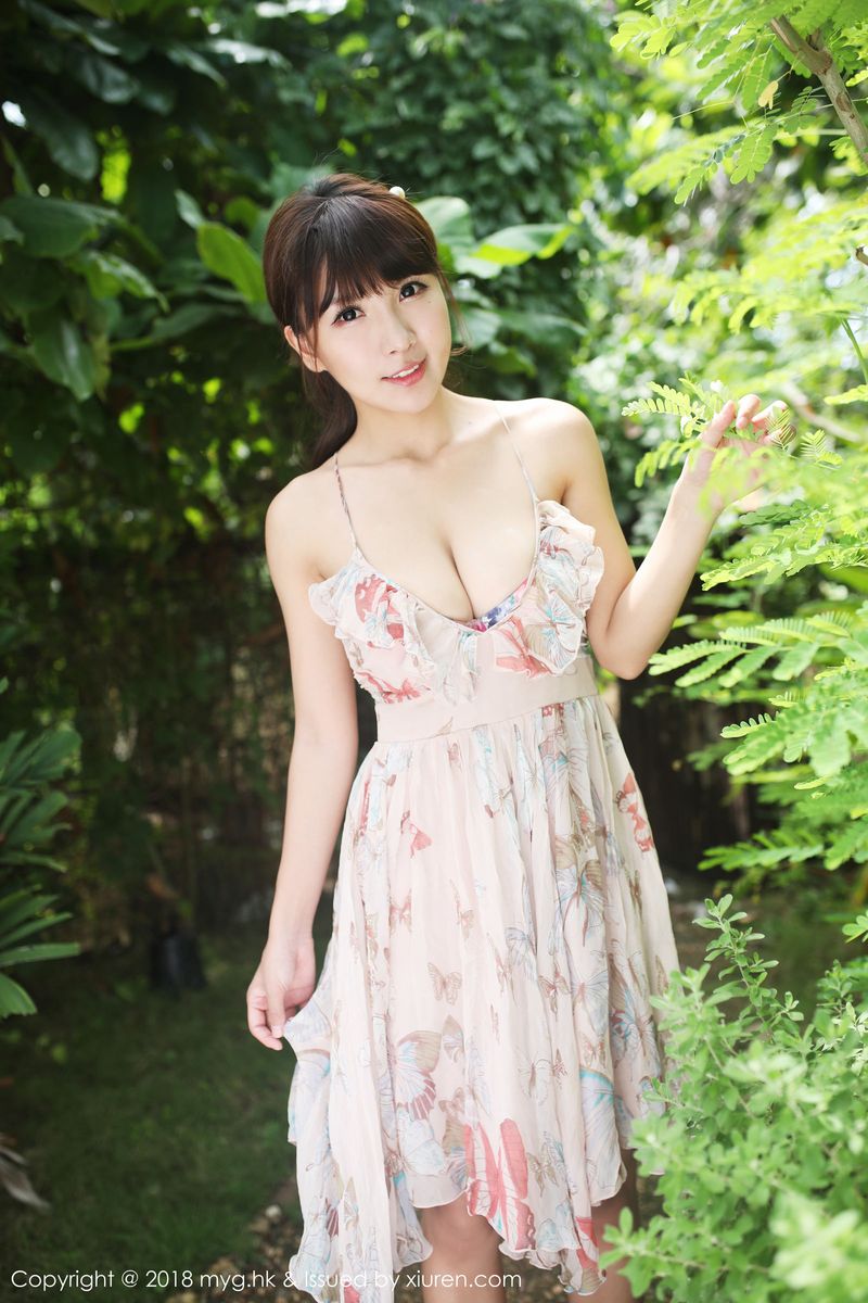 性感女神晓茜sunny低胸服饰露出傲人