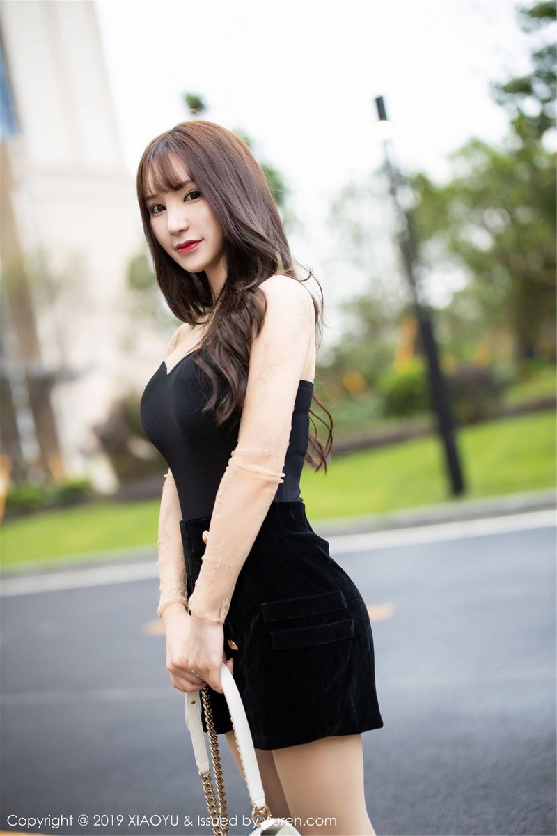 性感女神周于希Sandy丝足秀美美臀诱人车拍写真