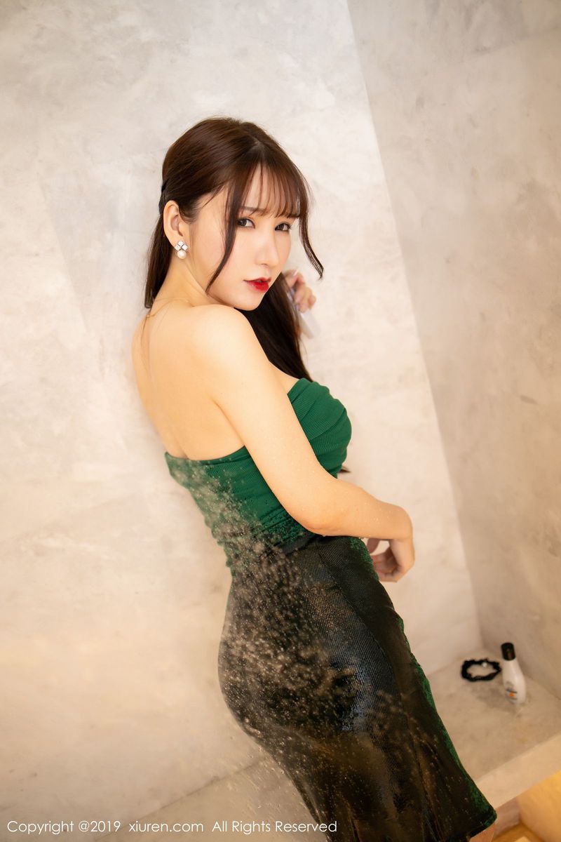 性感女神周于希Sandy绿色长裙浴室湿身诱惑绝写真