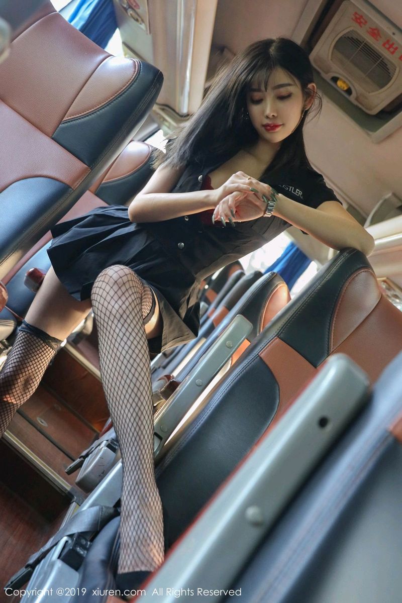 性感女神杨晨晨sugar警花制服大巴车拍摄特辑套图