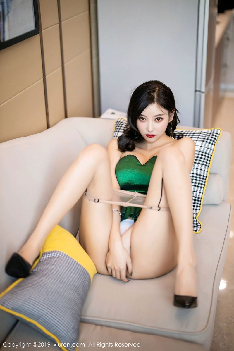 性感女神杨晨晨sugar空乘黑丝与吊裙肉袜绝代佳人足量写真