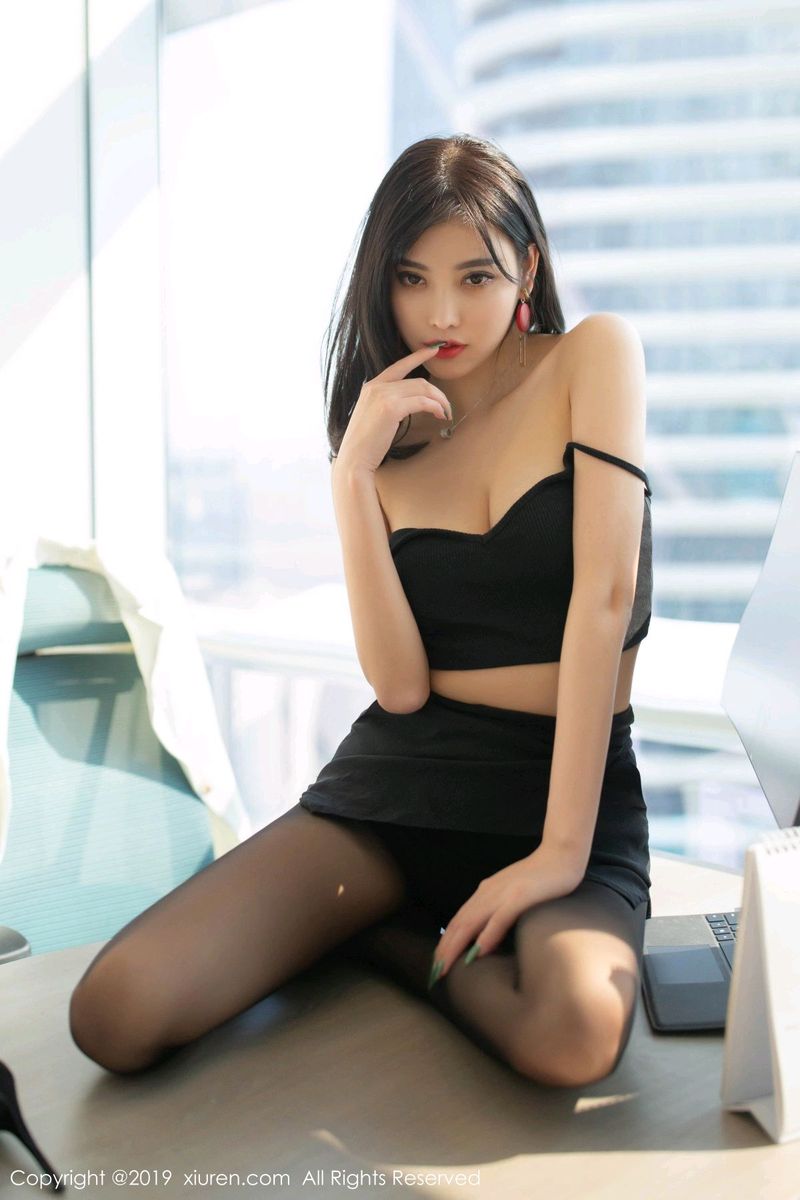 性感女神杨晨晨sugar职场OL黑丝美腿女上司主题写真