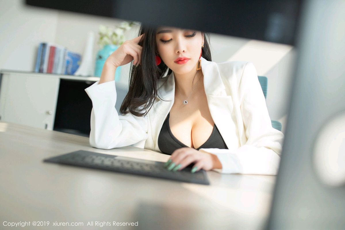 性感女神杨晨晨sugar职场OL黑丝美腿女上司主题写真