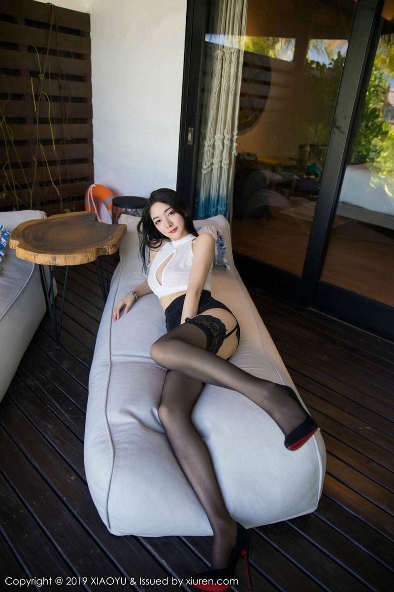 性感女神Angela喜欢猫印花蕾丝芊芊美腿马尔代夫旅拍