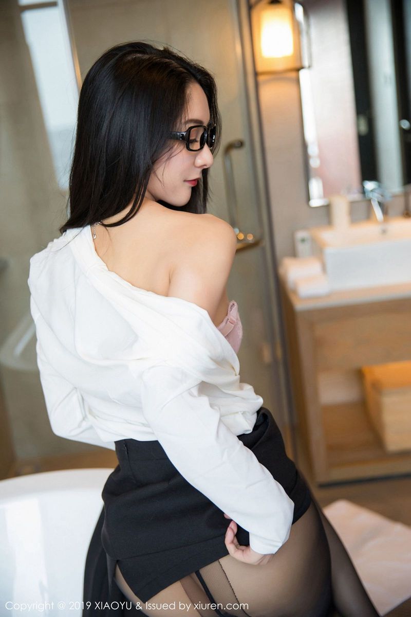 性感女神Angela喜欢猫眼镜OL黑丝短裙女秘书装扮马尔代夫旅拍