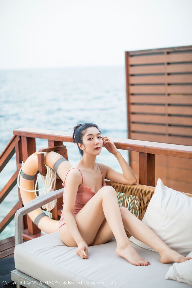 性感女神Angela喜欢猫粉色吊裙马尔代夫户外泳池魅力旅拍