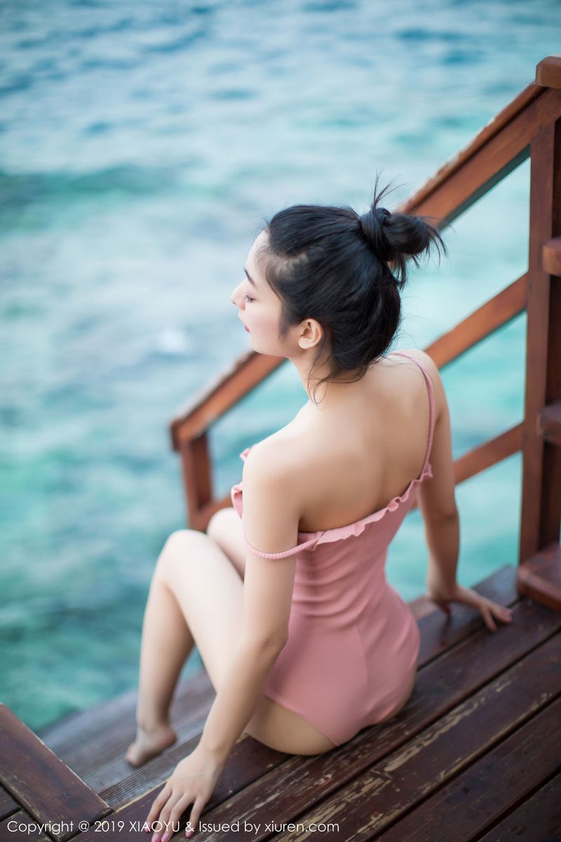 性感女神Angela喜欢猫粉色吊裙马尔代夫户外泳池魅力旅拍