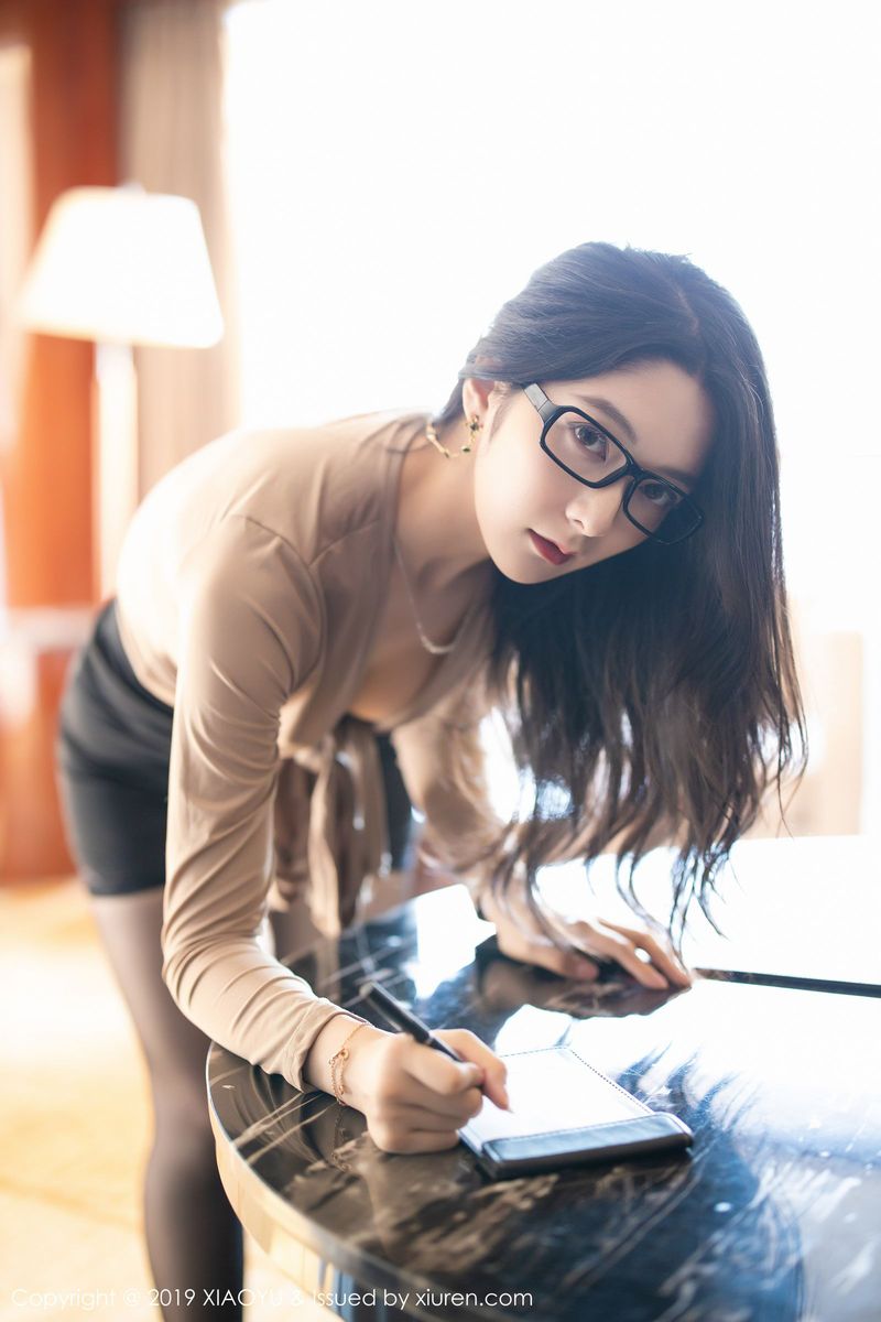 美女模特Angela小热巴眼镜OL黑丝美腿制服诱惑系列写真