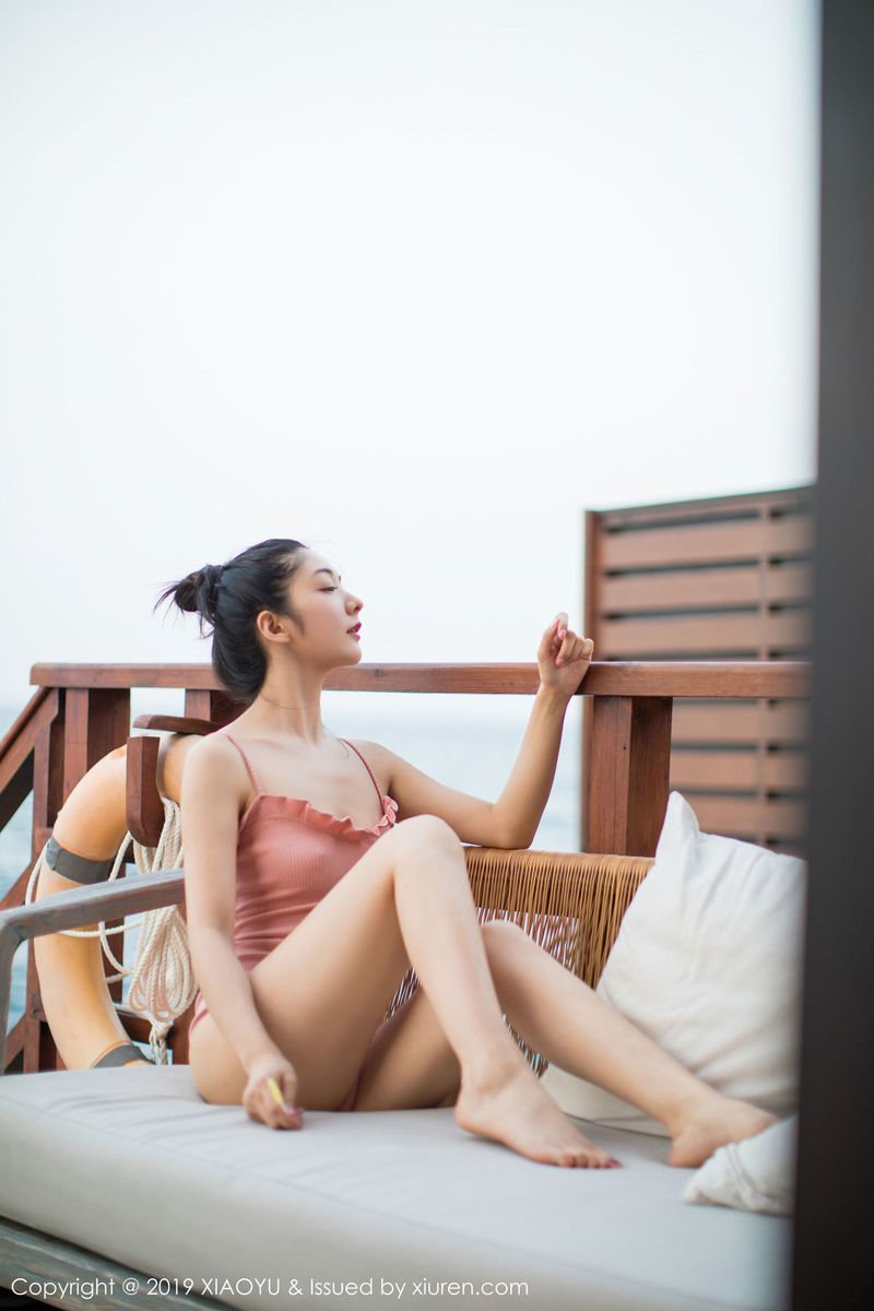 性感女神Angela喜欢猫粉色吊裙马尔代夫户外泳池魅力旅拍