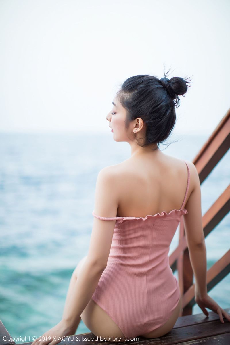 性感女神Angela喜欢猫粉色吊裙马尔代夫户外泳池魅力旅拍