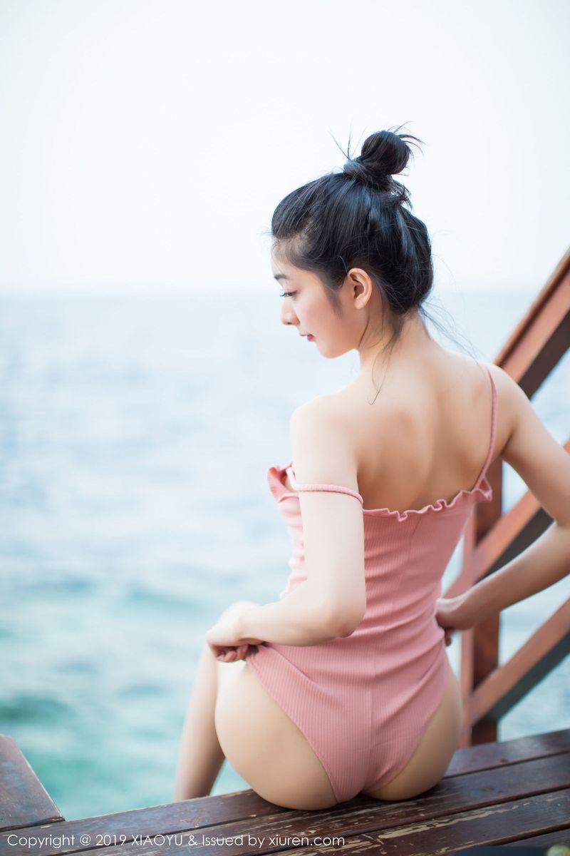 性感女神Angela喜欢猫粉色吊裙马尔代夫户外泳池魅力旅拍