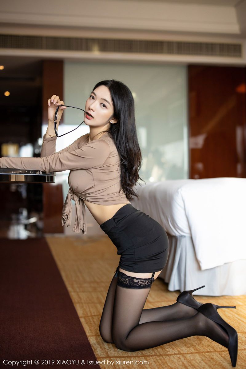 美女模特Angela小热巴眼镜OL黑丝美腿制服诱惑系列写真