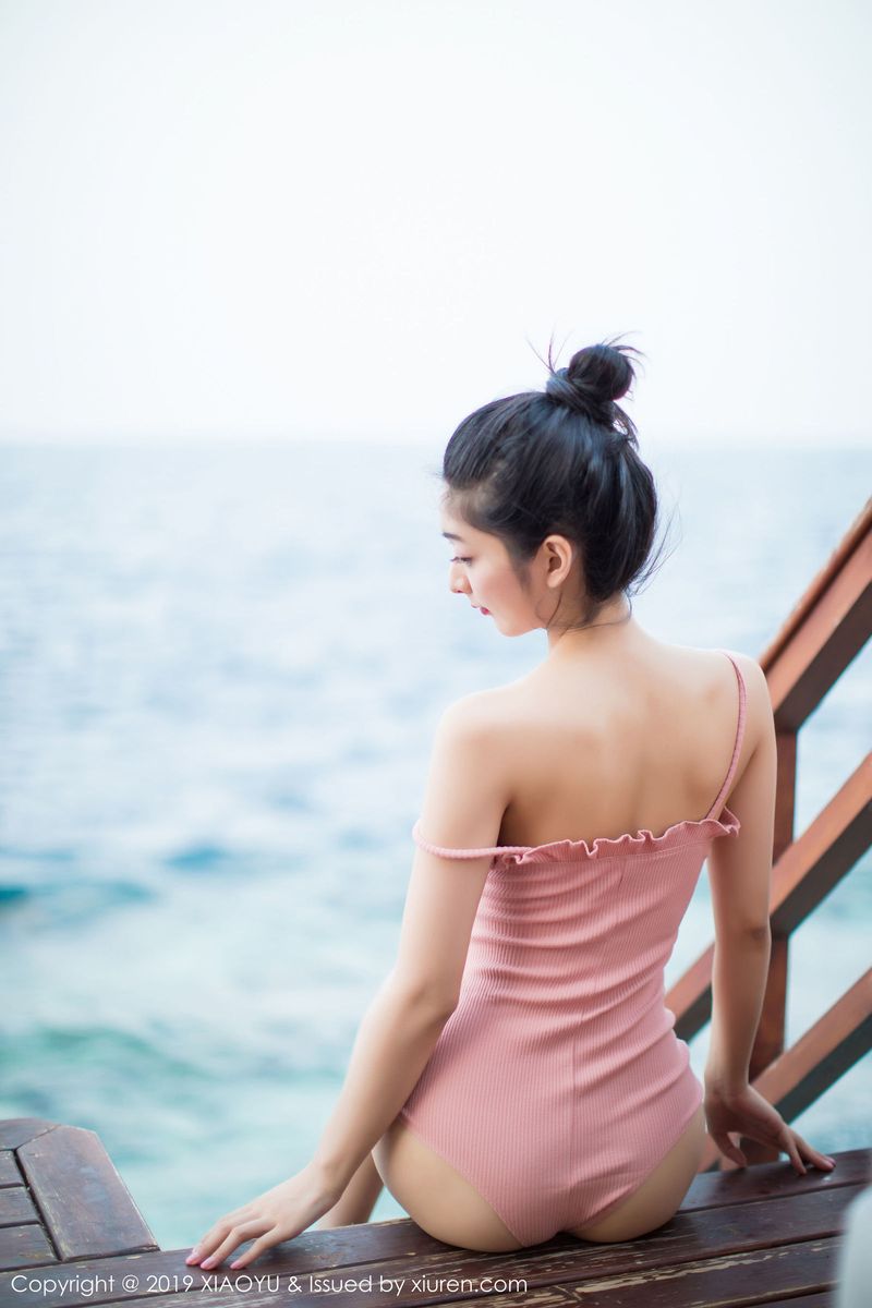 性感女神Angela喜欢猫粉色吊裙马尔代夫户外泳池魅力旅拍
