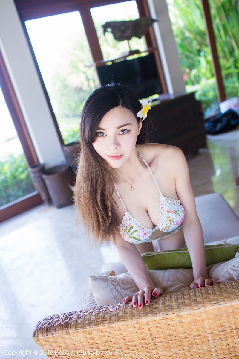 美女模特沈佳熹比基尼内衣诱惑修长美腿巴厘岛旅拍