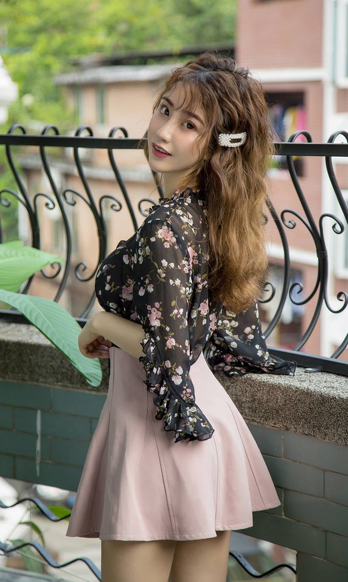 美女模特绯月樱Cherry谈樱说爱职场OL装扮迷人写真
