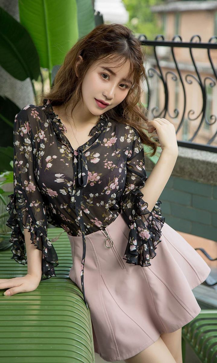 美女模特绯月樱Cherry谈樱说爱职场OL装扮迷人写真