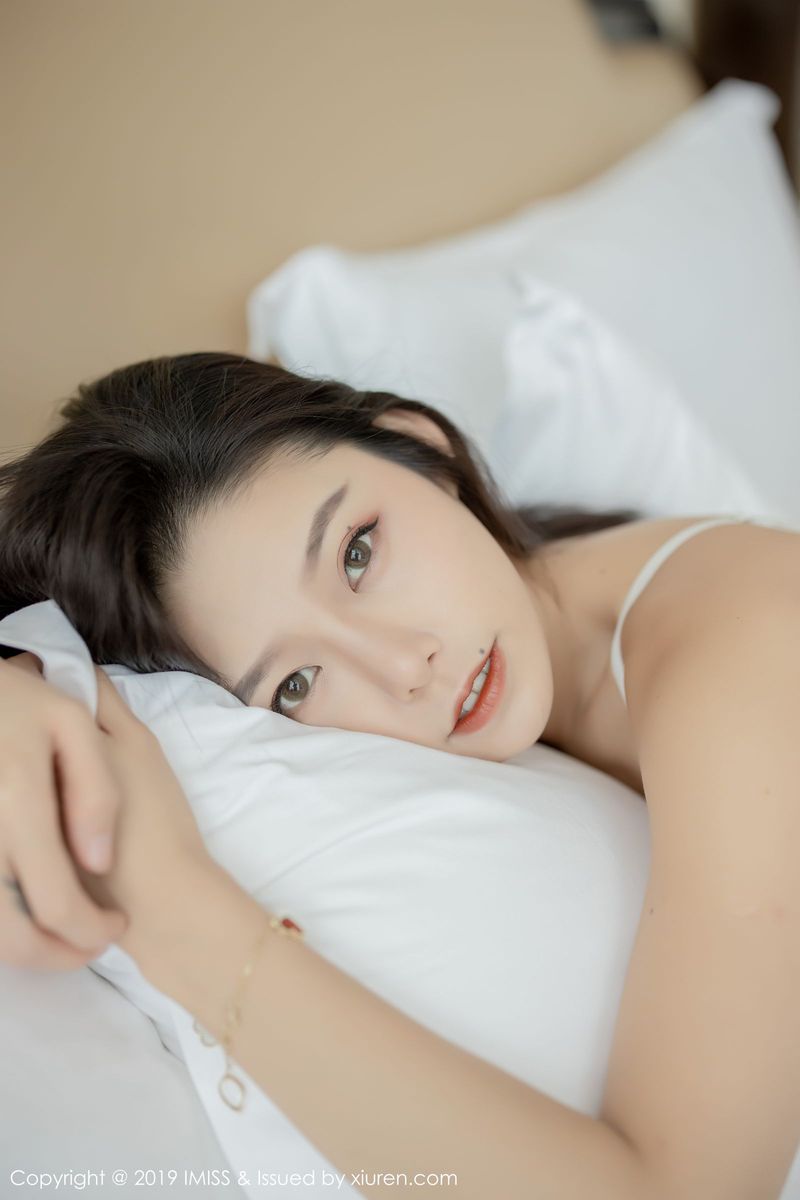 性感女神luvian本能修长美腿内衣诱惑私房写真