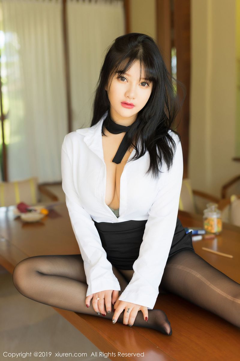 美女模特小尤奈童颜巨乳白衬衫黑丝美腿女秘书装扮富国岛旅拍