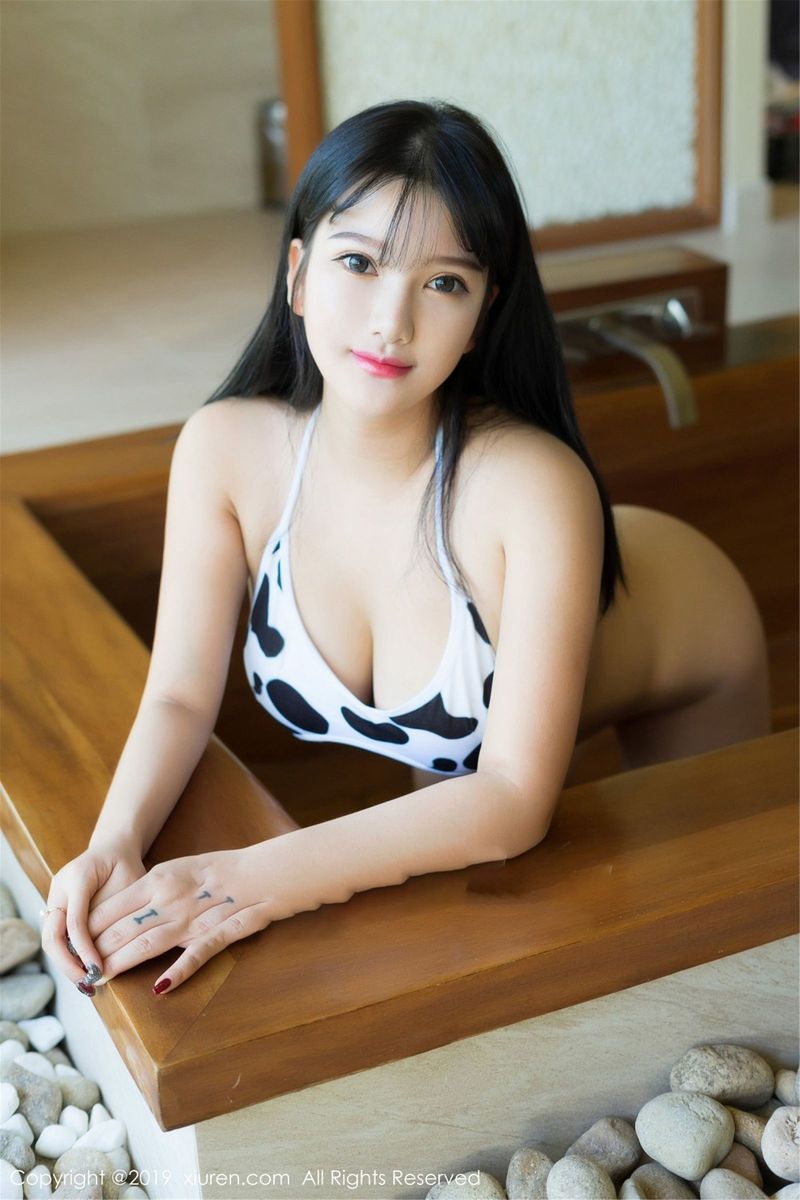 性感女神小尤奈童颜巨乳奶牛内衣与典雅浴袍富国岛旅拍