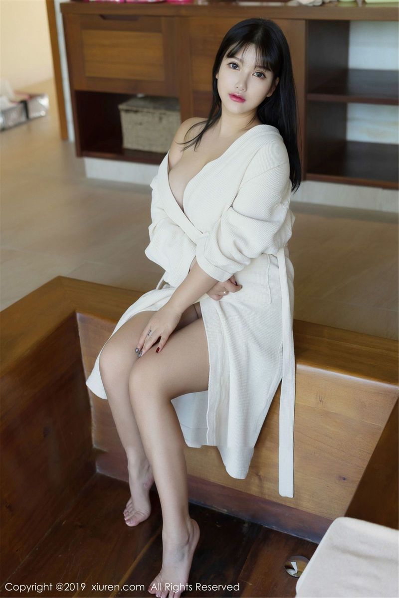 性感女神小尤奈童颜巨乳奶牛内衣与典雅浴袍富国岛旅拍