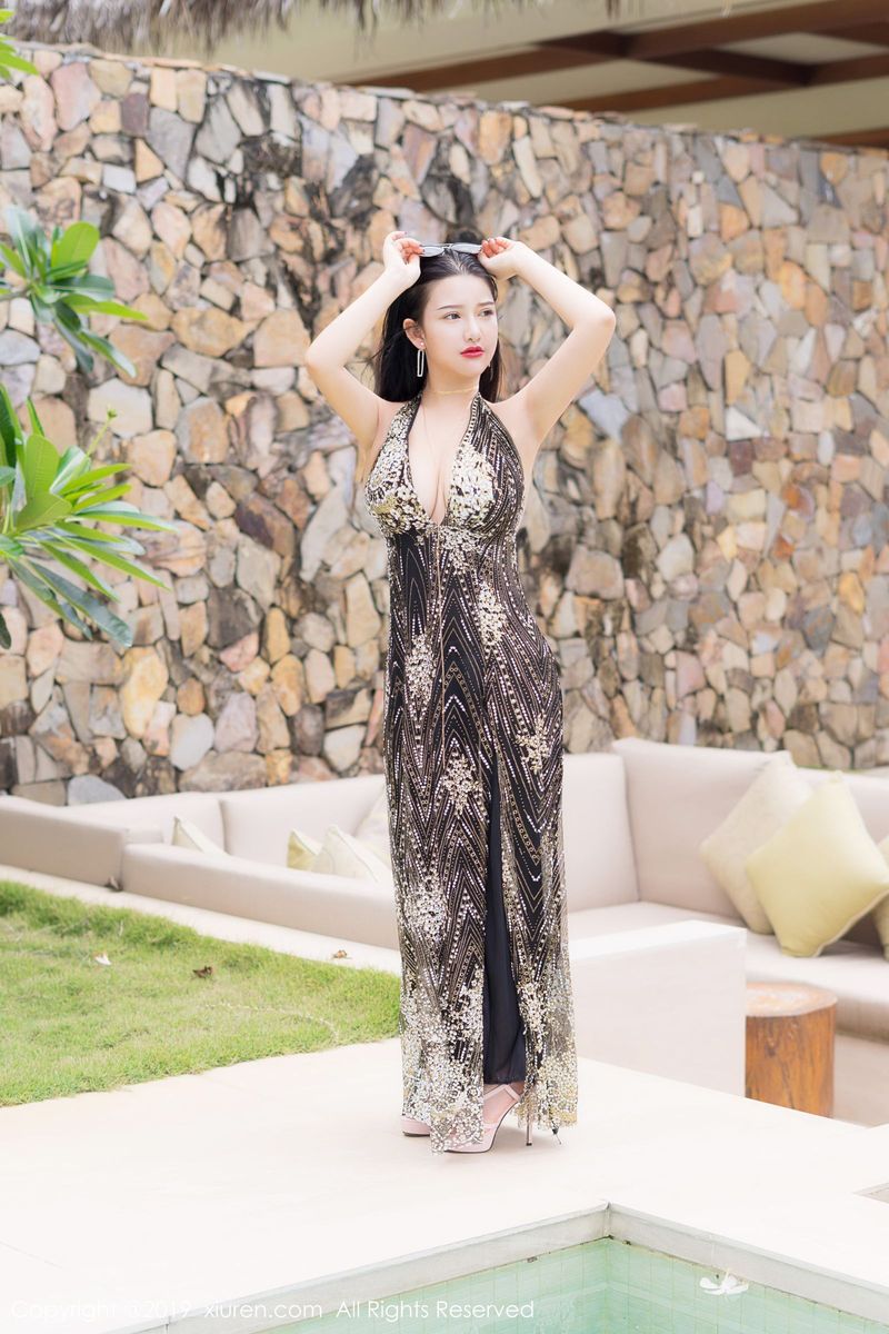 美女模特小尤奈户外泳池拍摄性感娇躯乍泄富国岛旅拍