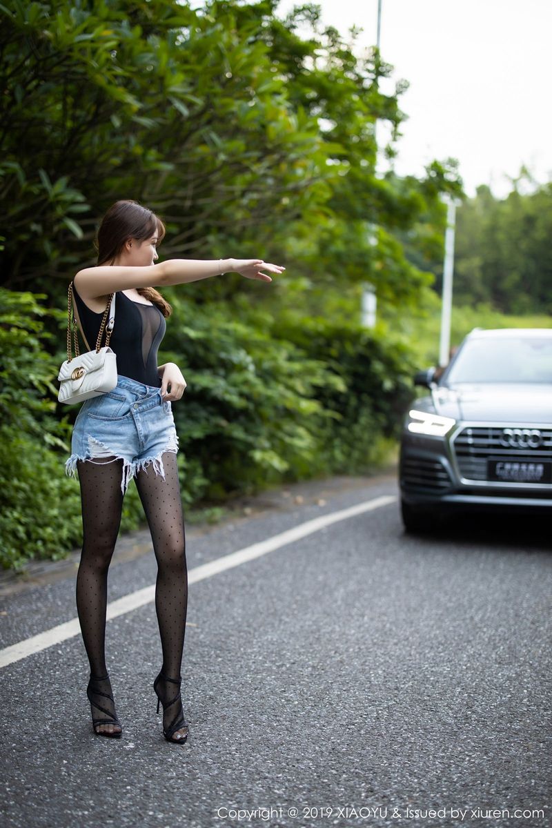 性感女神芝芝Booty黑丝美腿室外剧情车拍系列写真