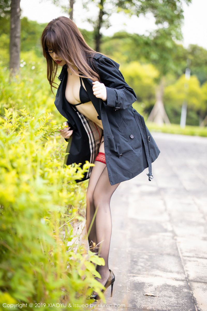 性感女神芝芝Booty朦胧黑丝颀长美腿车拍剧情写真