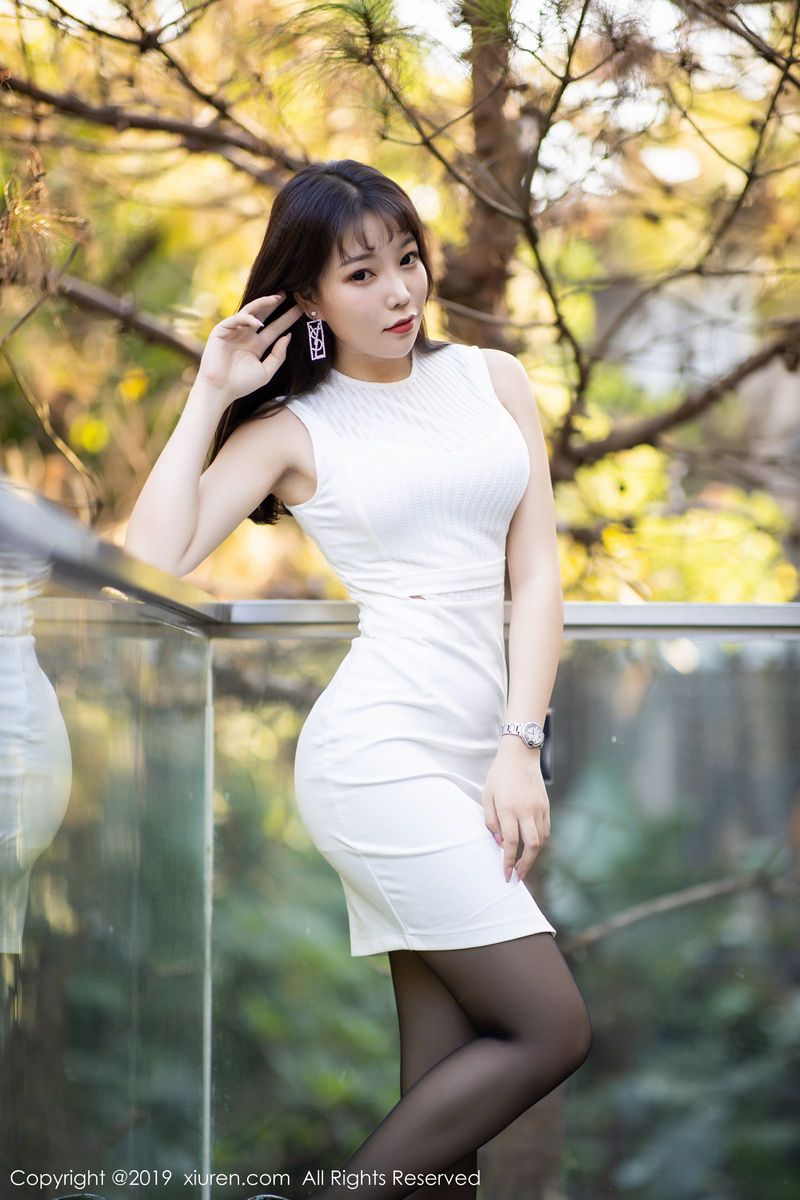 性感女神芝芝Booty典雅短裙黑丝美腿室外魅惑写真