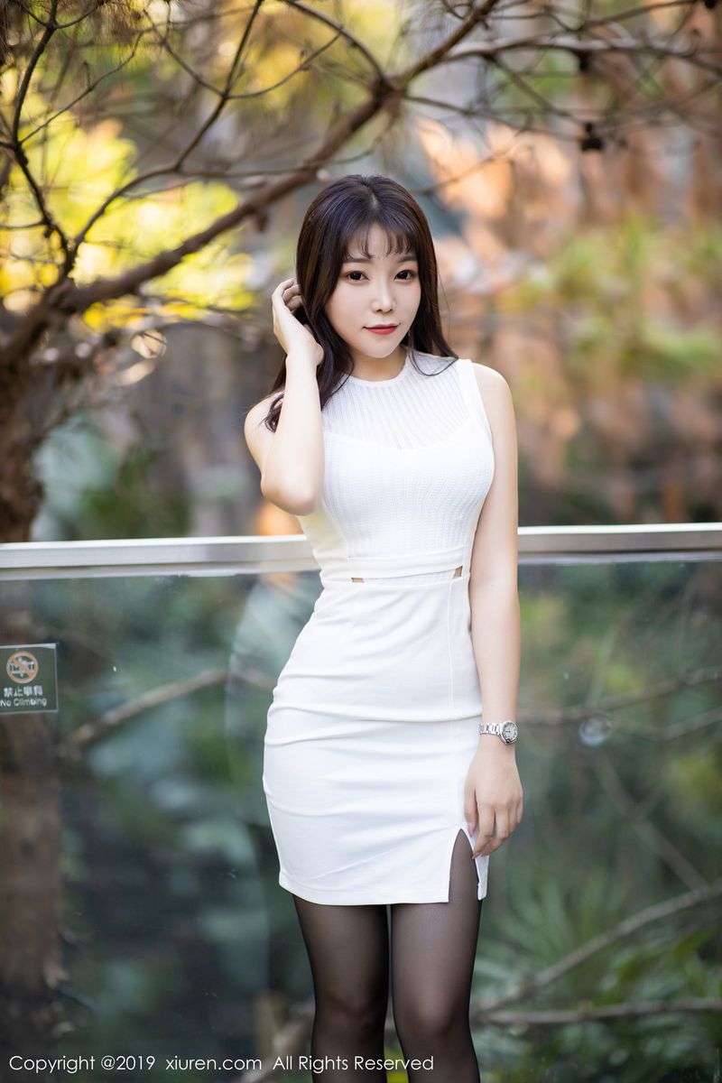 性感女神芝芝Booty典雅短裙黑丝美腿室外魅惑写真