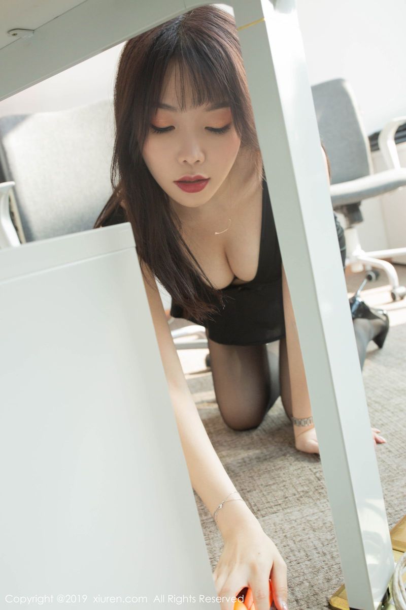 性感女神芝芝Booty办公室职场OL装扮主题动人写真