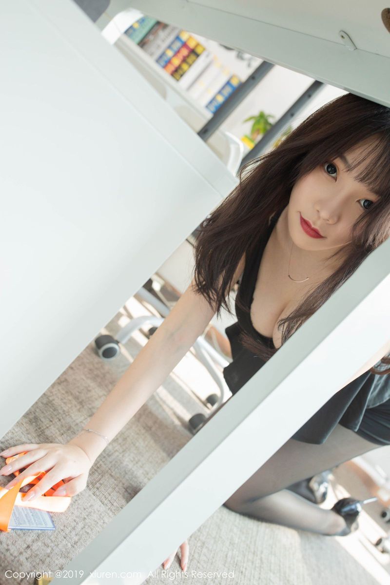 性感女神芝芝Booty办公室职场OL装扮主题动人写真