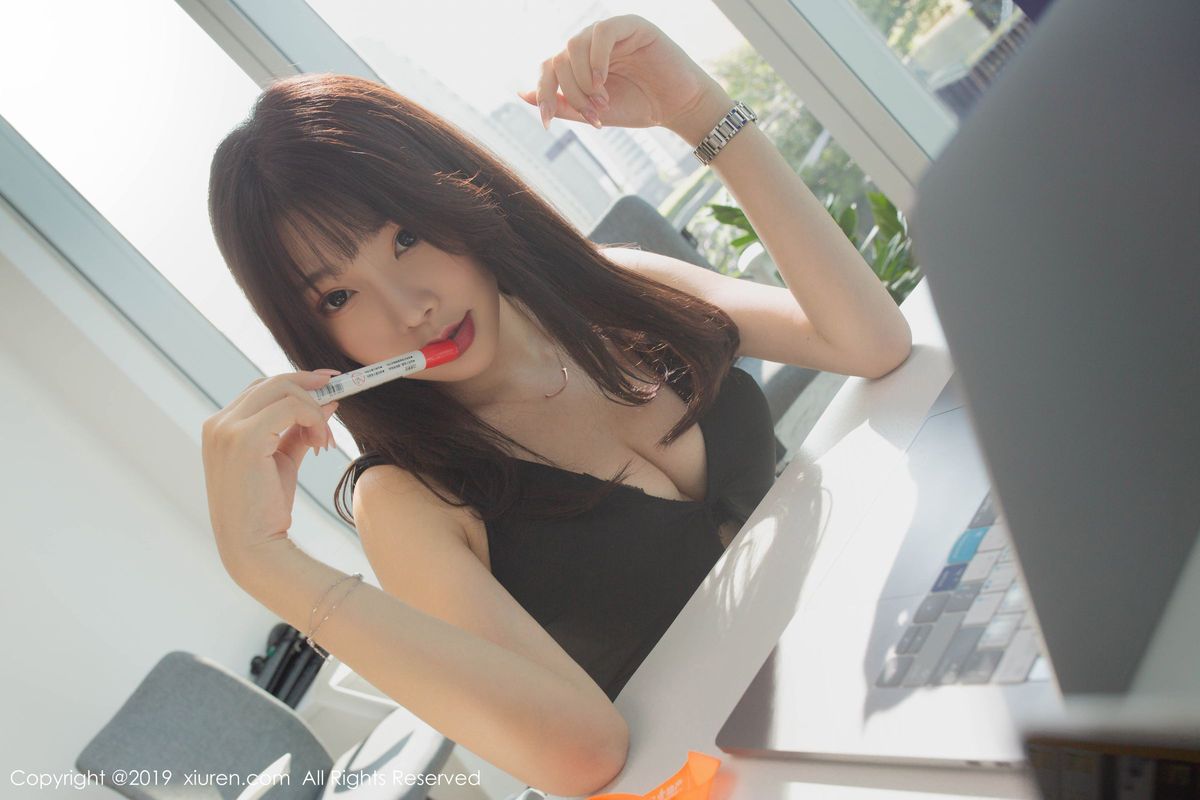 性感女神芝芝Booty办公室职场OL装扮主题动人写真