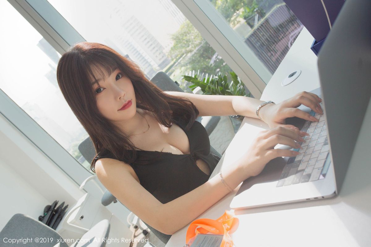 性感女神芝芝Booty办公室职场OL装扮主题动人写真