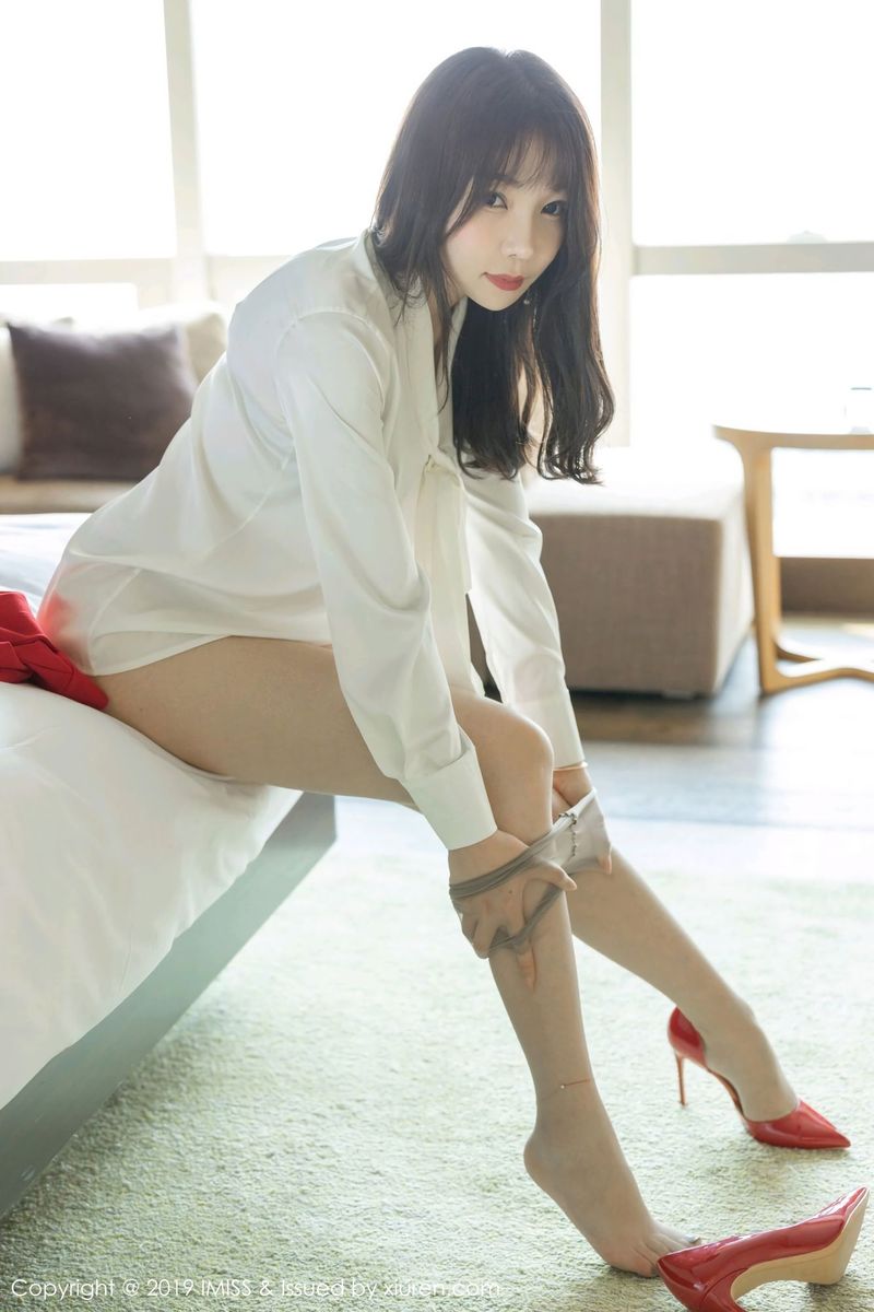 性感女神芝芝Booty女秘书职场OL制服诱惑系列写真