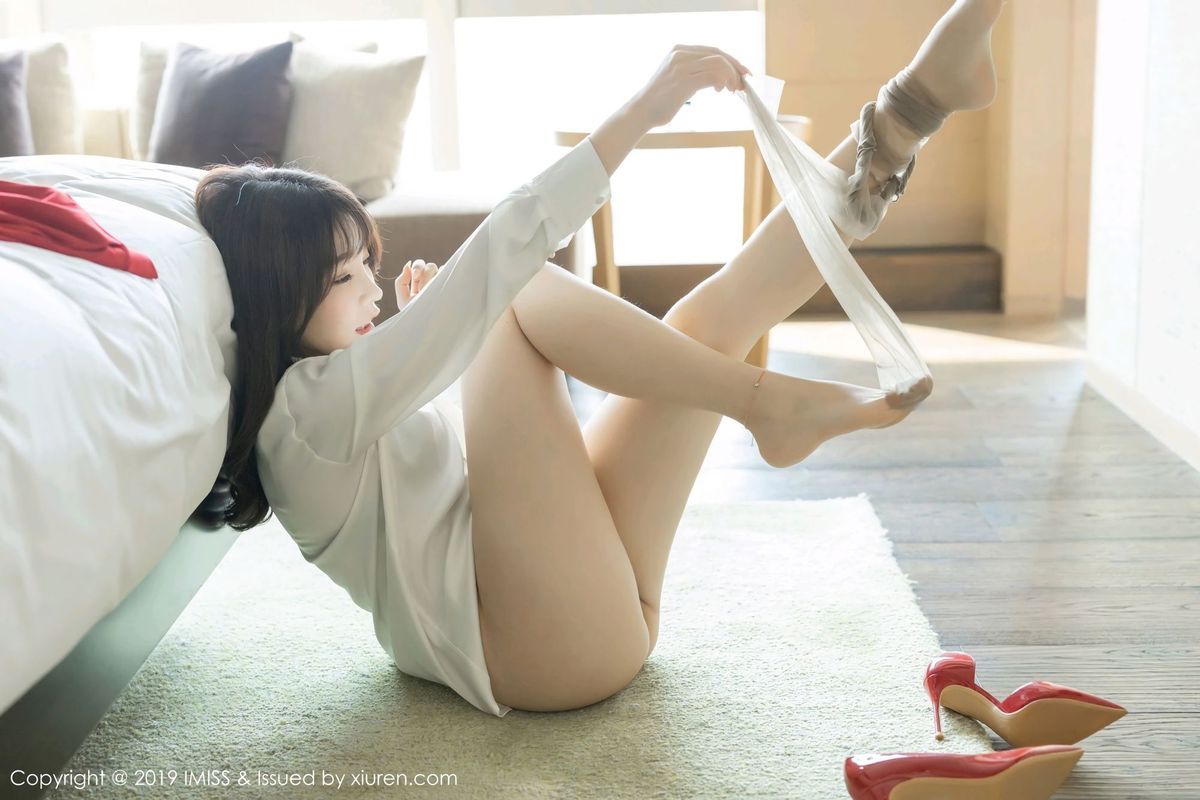 性感女神芝芝Booty女秘书职场OL制服诱惑系列写真
