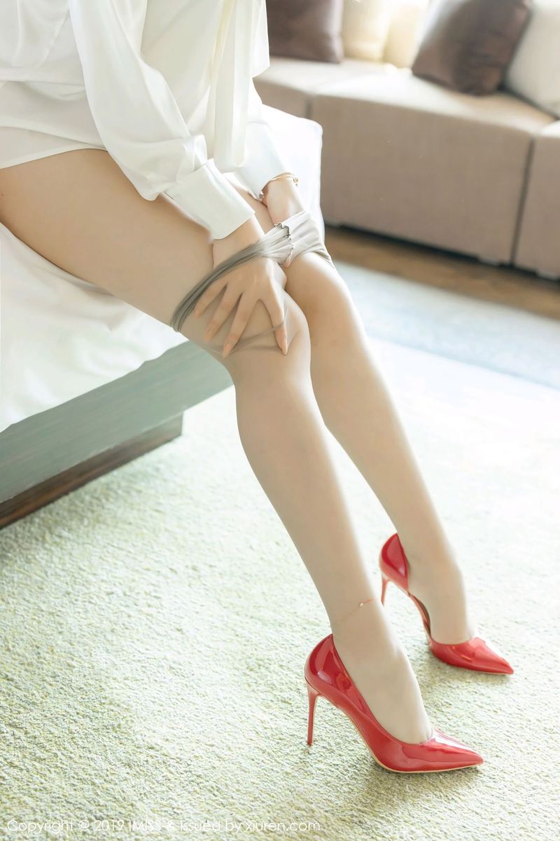 性感女神芝芝Booty女秘书职场OL制服诱惑系列写真