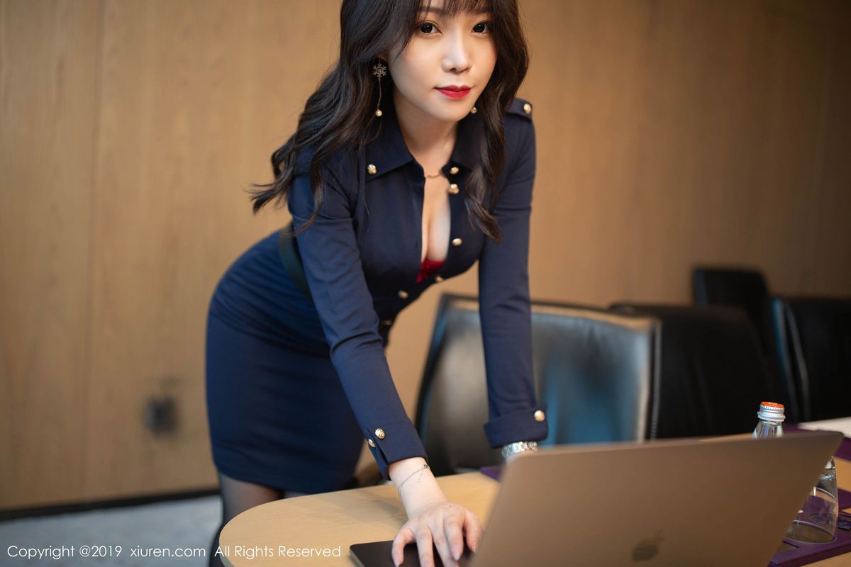 性感女神芝芝Booty黑丝美腿办公室女秘书主题写真
