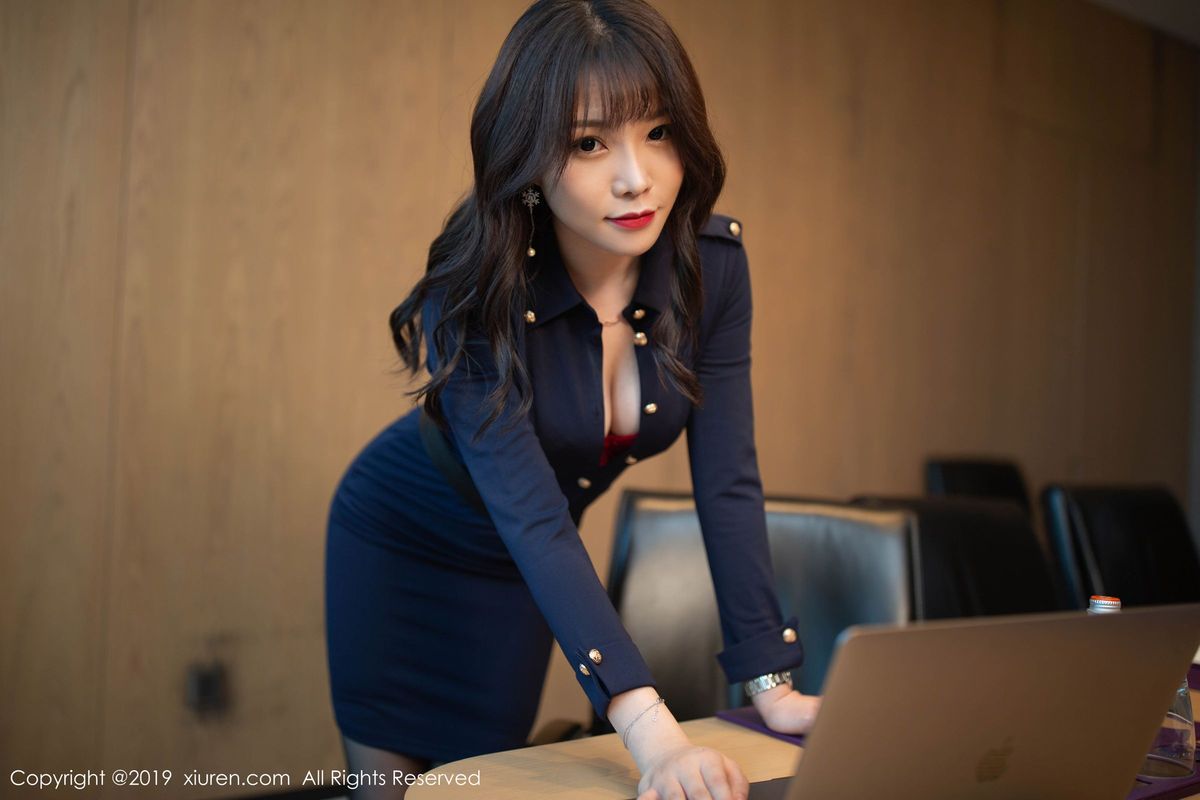 性感女神芝芝Booty黑丝美腿办公室女秘书主题写真