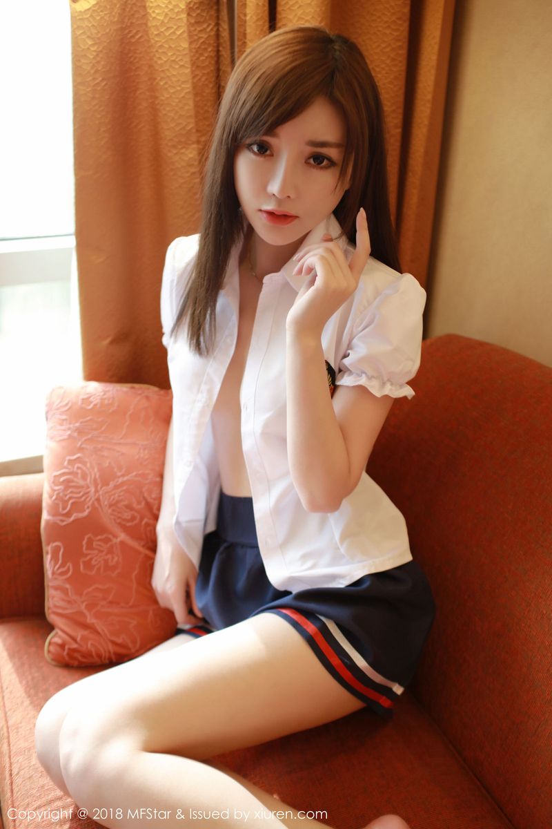 甜美少女韩子萱英伦校服学生时代性感私房写真