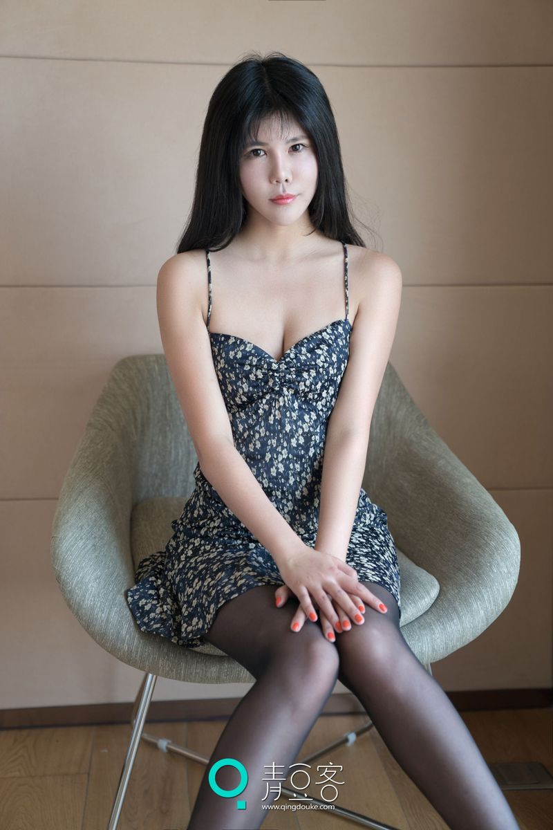 美女模特安沛蕾高挑热辣身材黑丝美腿系列撩人写真