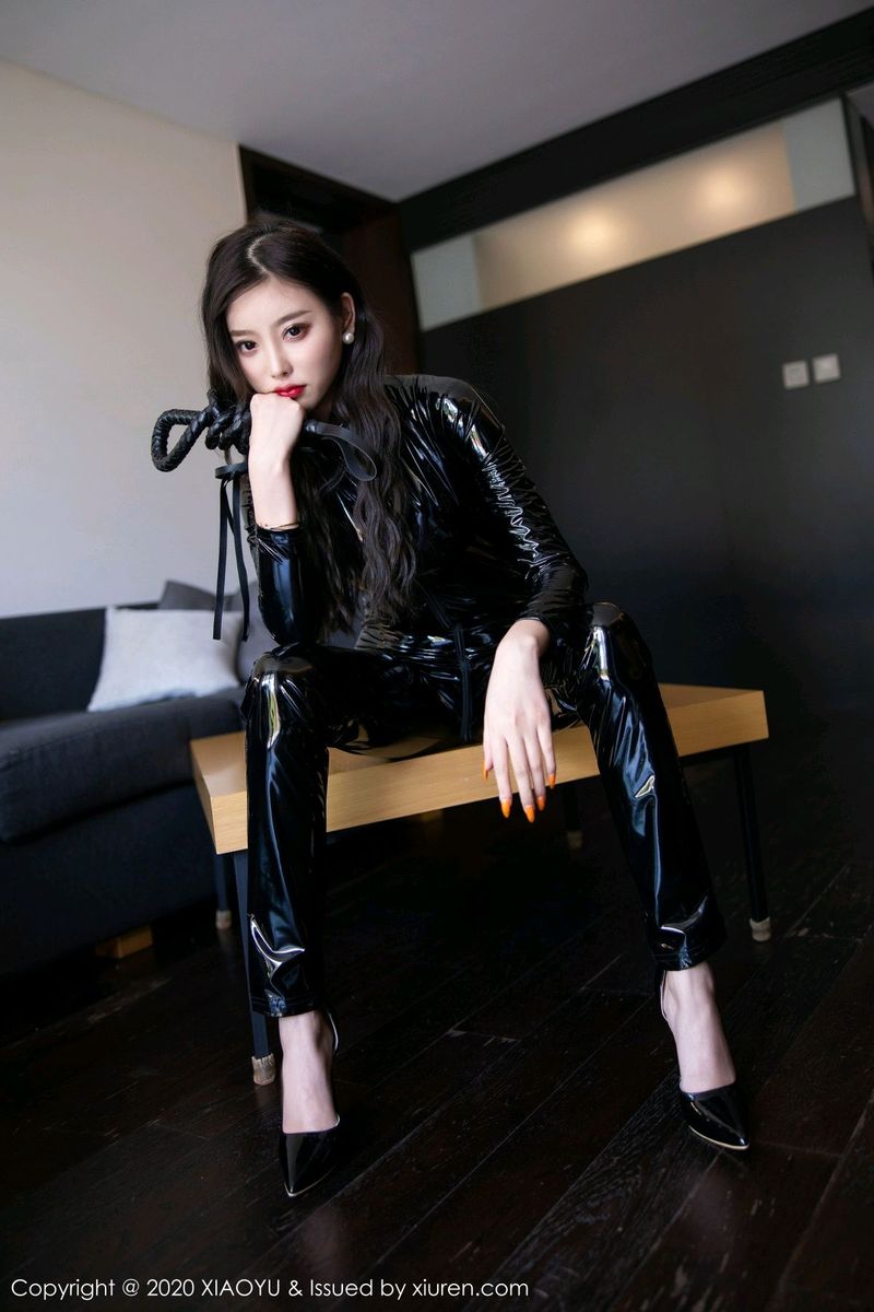 性感女神杨晨晨sugar黑色皮衣内衣诱惑济州岛旅拍