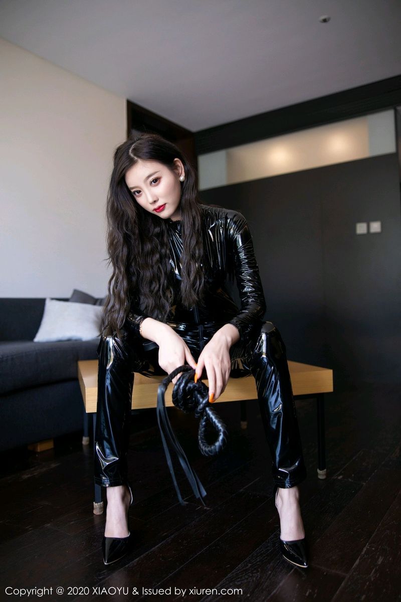 性感女神杨晨晨sugar黑色皮衣内衣诱惑济州岛旅拍