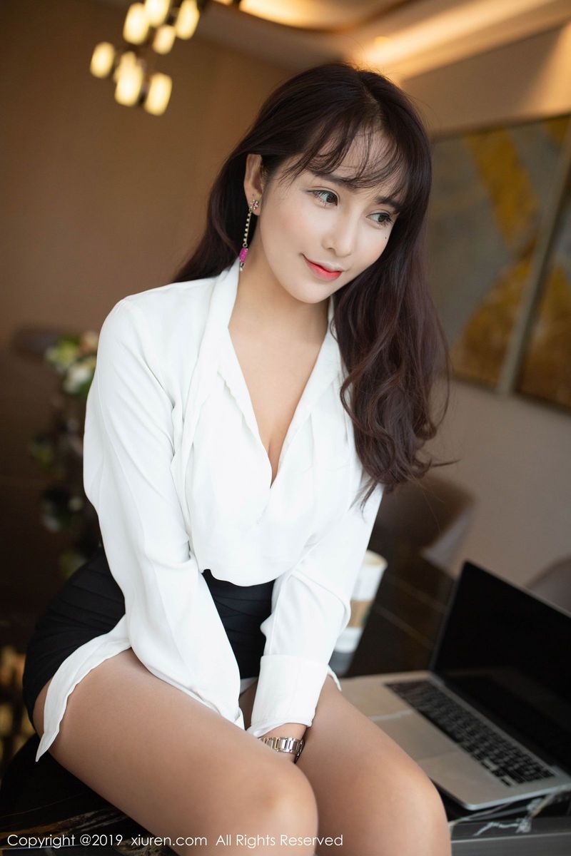 美女模特陶喜乐_lele白衬衫黑丝美腿制服诱惑写真